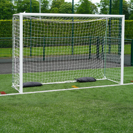 But de mini-football en acier