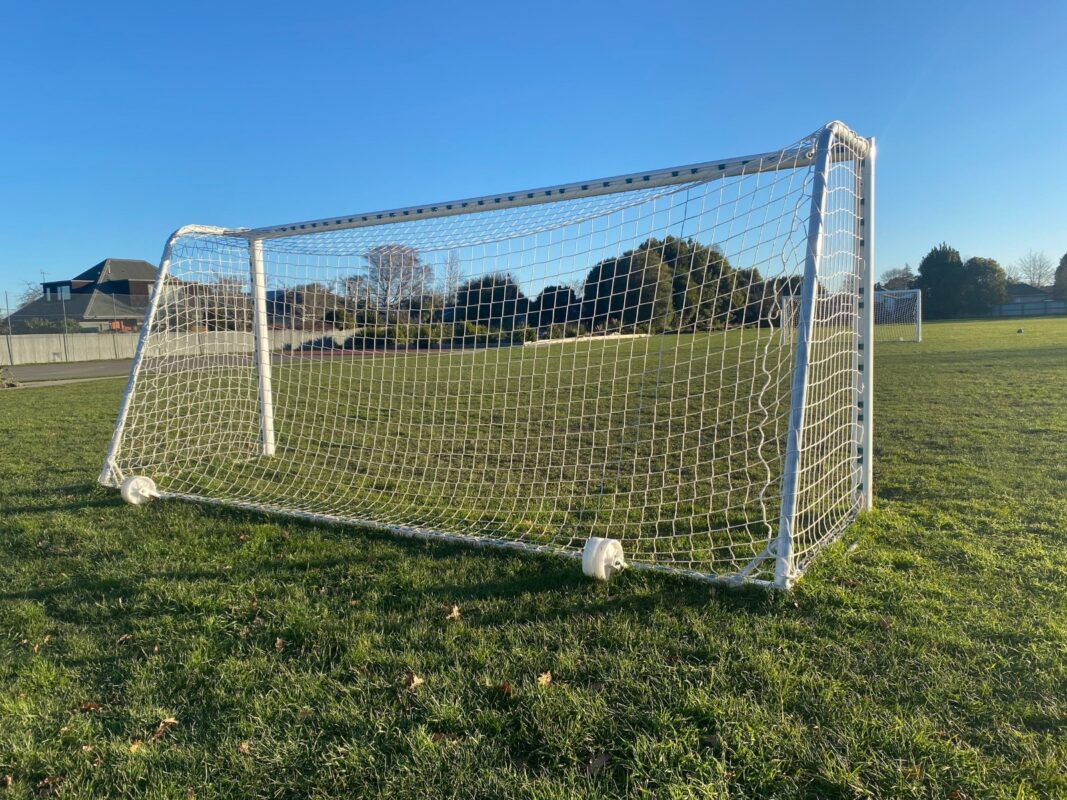 But de football en aluminium