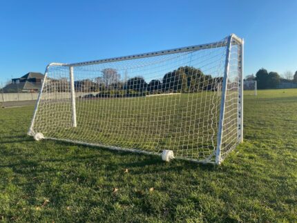 But de football en aluminium
